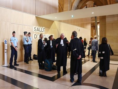 Des gendarmes et des avocats au palais de justice de Paris, au premier jour du procès de l'attentat de Nice, le 5 septembre 2022 - Thomas SAMSON [AFP]