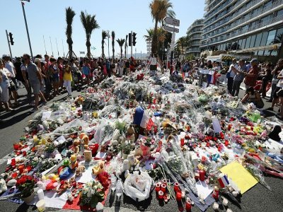 Des fleurs déposées sur la Promenade des Anglais à Nice, le 17 juillet 2016, au lendemain de l'attentat qui a fait 86 morts - Valery HACHE [AFP/Archives]