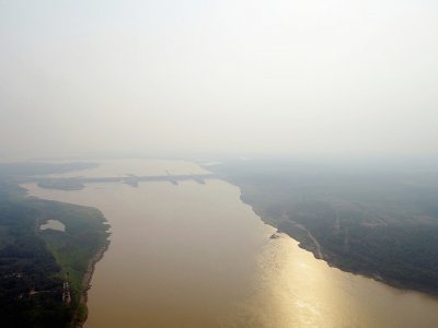Vue aérienne de la ville de Porto Velho, au Brésil, couverte de fumée causée par les incendies qui ravagent la forêt amazonienne, le 2 septembre 2022 - DOUGLAS MAGNO [AFP]