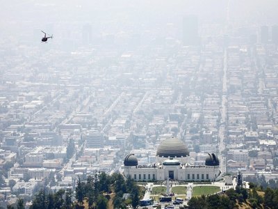 Un hélicoptère survole l'observatoire Griffith à Los Angeles, Californie, alors qu'un nuage de pollution opacifie la ville, le 5 juillet 2019 - MARIO TAMA [GETTY IMAGES NORTH AMERICA/AFP]
