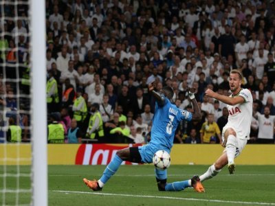 L'attaquant de Tottenham Harry Kane (d) tire au but devant le défenseur de Marseille Eric Bailly, le 7 septembre 2022 à Londres - ADRIAN DENNIS [AFP]