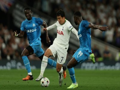 L'attaquant de Tottenham Son Heung-min (c) à la lutte avec le défenseur marseillais Chancel Mbemba (d), le 7 septembre 2022 à Londres - Adrian DENNIS [AFP]