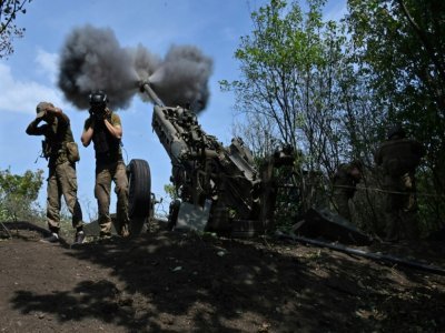 Des soldats ukrainiens tirent un obusier M777 de fabrication américaine, dans la région de Kharkiv, le 1er août 2022 - SERGEY BOBOK [AFP]