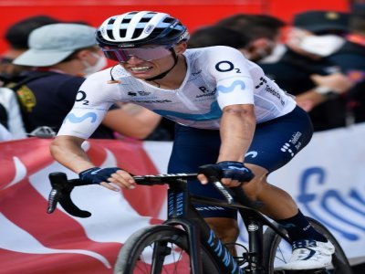 Le coureur de la Movistar, Enric Mas, fanchit la ligne d'arrivée de la 9e étape de la Vuelta le 28 août 2022 à Les Praeres - ANDER GILLENEA [AFP/Archives]