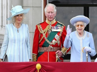 Charles, aux côtés de son épouse Camilla (à gauche) et de la reine Elizabeth II, le 2 juin 2022 à Buckingham Palace - Daniel LEAL [AFP/Archives]