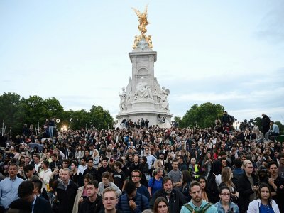 La foule se rassemble devant Buckingham Palace après la mort de la reine Elizabeth II, le 8 septembre 2022 - Daniel LEAL [AFP]