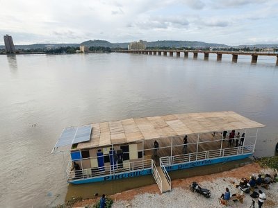 Le premier bateau de résidence d'artistes du Mali sur le fleuve Niger, à Bamako, le 31 août 2022 - OUSMANE MAKAVELI [AFP]