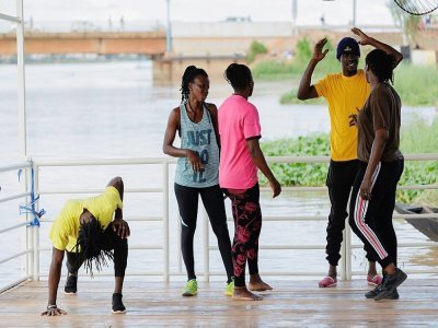 Des danseurs du Don Sen Folo Lab, une association culturelle malienne de création artistique, s'entraînent avant l'inauguration du premier bateau de résidence d'artistes du Mali sur le fleuve Niger, à Bamako, le 31 août 2022 - OUSMANE MAKAVELI [AFP]