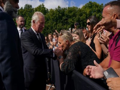 Le roi Charles II à la rencontre de la foule le 9 septembre 2022 devant le palais de Buckingham - Yui Mok [POOL/AFP]