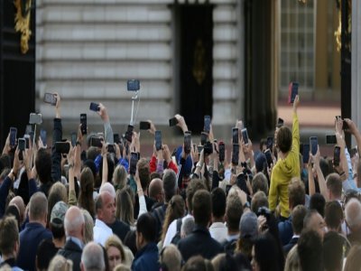 La foule attend le roi Charles III devant le palais de Buckingham, le 9 septembre 2022 - ISABEL INFANTES [AFP]
