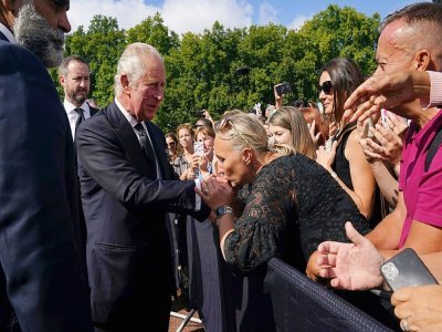 Le nouveau roi Charles III salue ses sujets à son arrivée à Buckhingham Palace, le 9 septembre 2022, au lendemain du décès de la reine Elizabeth II - Yui Mok [POOL/AFP]