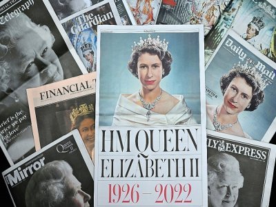 Des photos de la reine Elizabeth II à la Une des quotidiens britanniques, avec des éditions spéciales retraçant ses 96 ans de vie et 70 ans et 7 mois de règne, le 9 septembre 2022 - Glyn KIRK [AFP]