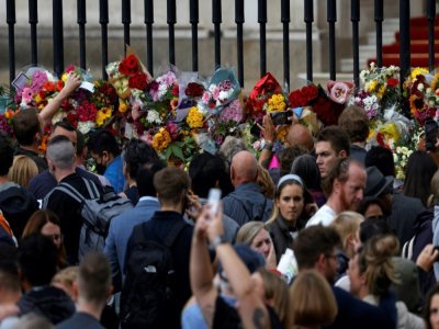 Des personnes rassemblées devant Buckhingham Palace, au lendemain du décès de la reine Elizabeth II, le 9 septembre 2022 à Londres - CARLOS JASSO [AFP]