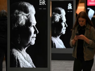 Des portraits de la reine Elizabeth II dans un centre commercial d'Edimbourg, au lendemain de son décès, le 9 septembre 2022 en Ecosse - Oli SCARFF [AFP]