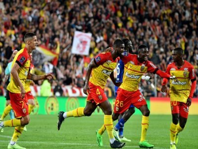La joie des Lensois après l'ouverture du score par Kevin Danso (c) contre Troyes, le 9 septembre 2022 au stade Bollaert - FRANCOIS LO PRESTI [AFP]