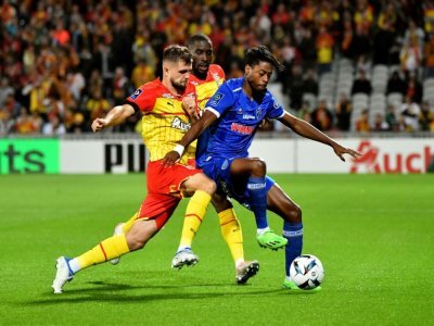Le Lensois Lukasz Poreba (g) à la lutte avec le Troyen Thierno Baldé, le 9 septembre 2022 au stade Bollaert - FRANCOIS LO PRESTI [AFP]