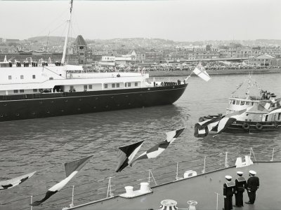 Le "Britannia", yacht royal d'Élizabeth II amarré sur les quais rive gauche de Rouen en 1972. - Archives Départementales - LB