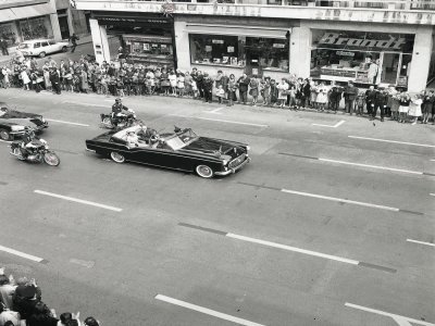 La monarque anglaise avait fait une visite express à Rouen en voiture décapotable.  - Archives Départementales - LB