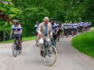 Le prince Charles sur un vélo vintage pour une collecte de fonds, le 10 juin 2021 à Telbury - Arthur EDWARDS [POOL/AFP/Archives]