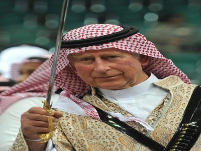Le prince Charles en tenue traditionnelle saoudienne s'essaie à la danse du sabre, le 18 février 2014 à Ryad, en Arabie saoudite - Fayez Nureldine [POOL/AFP/Archives]