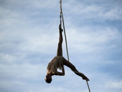 Un acrobate se produit sur une corde avant le départ du marathon du Médoc près de Pauillac, dans le sud-ouest de la France, le 10 septembre 2022. - PHILIPPE LOPEZ [AFP]