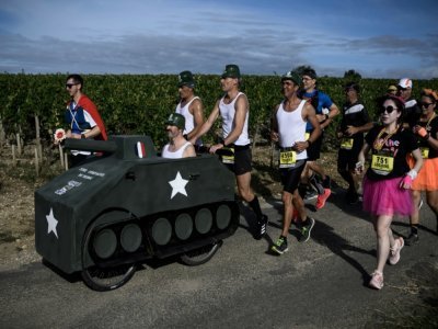 Des participants vêtus de costumes inspirés de la culture pop du cinéma participent au marathon du Médoc près de Pauillac, dans le sud-ouest de la France, le 10 septembre 2022. - PHILIPPE LOPEZ [AFP]