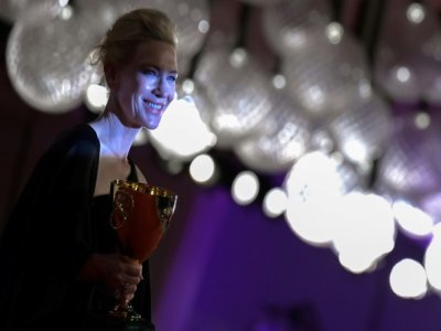 Cate Blanchett avec la Coppa Volpi de la meilleure actrice dans "Tar" lors de la cérémonie de clôture du 79e festival de Venise, le 10 septembre 2022 - Tiziana FABI [AFP]