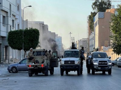 Des hommes armés à bord de véhicules à Tripoli, la capitale libyenne, le 27 août 2022 - Mahmud TURKIA [AFP]