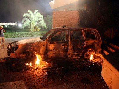 Un véhicule incendié à l'intérieur de l'enceinte du consulat américain à Benghazi, en Libye le 11 septembre 2012 - STR [AFP/Archives]
