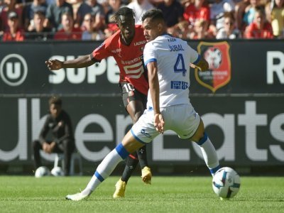 L'attaquant de Rennes Kamal-Deen Sulemana (g) ouvre le score devant l'Auxerrois Jubal, le 11 septembre 2022 à Rennes - Sebastien SALOM-GOMIS [AFP]