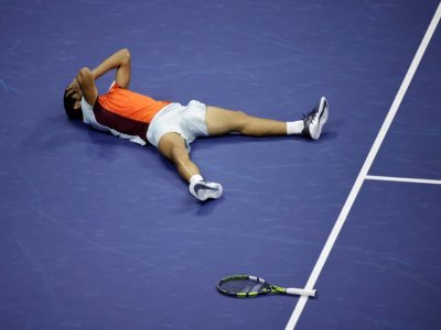 Carlos Alcaraz s'est écroulé après avoir remporté l'US Open à New York, le 11 septembre 2022 - Kena Betancur [AFP]