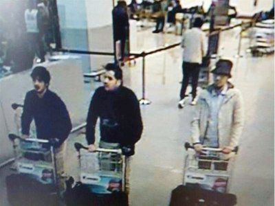 Image d'une caméra de surveillance, diffusée par la police fédérale belge le 22 mars 2016 de Mohamed Abrini (d), l'homme au chapeau, et de deux autres suspects à l'aéroport international de Bruxelles-Zaventem le matin des attentats jihadistes dans la capitale belge - - [BELGIAN FEDERAL POLICE/AFP/Archives]