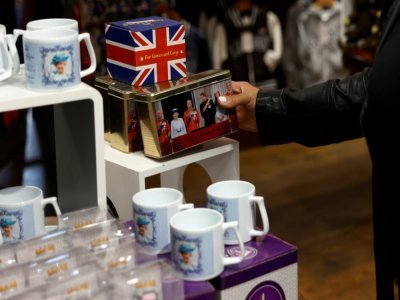 Un magasin de souvenirs à Londres le 9 septembre 2022 - CARLOS JASSO [AFP]