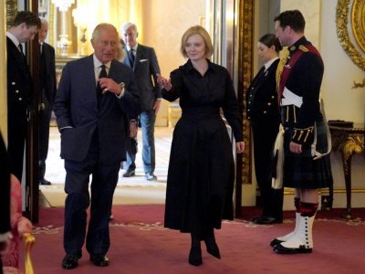 Le roi Charles III et la Première ministre britannique Liz Truss au Palais de Buckingham à Londres, le 10 septembre 2022 - Jonathan Brady [POOL/AFP]