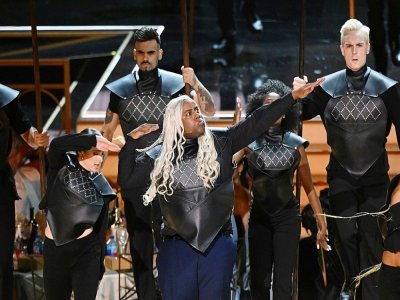 L'acteur Kenan Thompson au centre lors du début de la cérémonie des 74th Emmy Awards à Los Angeles, le 12 septembre 2022 - Patrick T. FALLON [AFP]