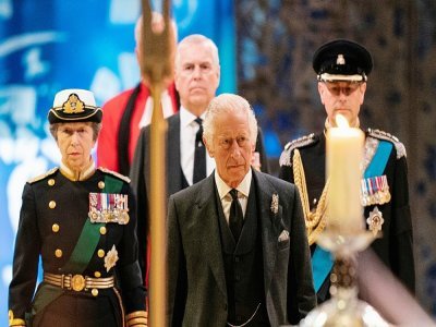 Le nouveau roi Charles III (premier plan), La princesse Anne (G), le prince Andrew (C) et le prince Edward (D) à la cathédrale de St Gile à Edimbourg le 12 septembre 2022 - Jane Barlow [POOL/AFP]