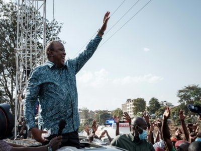 Le président kényan Uhuru Kenyatta après l'inauguration de l'hôpital Kibra Level 3 dans le bidonville de Kibera à Nairobi, le 29 septembre 2021 - Yasuyoshi CHIBA [AFP/Archives]