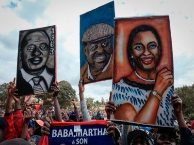 Des portraits peints du président kényan Uhuru Kenyatta (à gauche), du candidat à la présidence Raila Odinga (à droite), et de sa colistière, Martha Karua, lors d'un rassemblement de campagne à Murang'a, le 23 juillet 2022 - Yasuyoshi CHIBA [AFP]