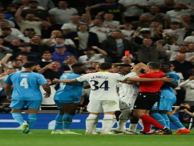 Le déffenseur marseillais Chancel Mbemba écope d'un carton rouge contre Tottenham à Londres, le 7 septembre 2022 - Adrian DENNIS [AFP/Archives]