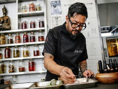 Le chef colombien Rodrigo Pazos prépare un plat à base de farine de coca dans un restaurant de Bogota, le 23 août 2022 - Juan Pablo Pino [AFP]