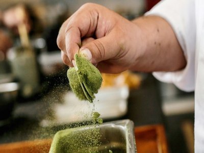 Le chef colombien Yulián Téllez prépare un plat à base de farine de coca dans un restaurant de Bogotá, le 23 août 2022 - Juan Pablo Pino [AFP]