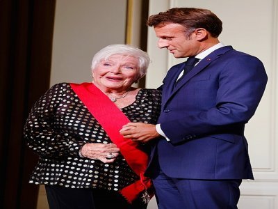 Le président Emmanuel Macron et la chanteuse et comédienne Line Renaud après lui avoir remis la Grand-Croix de la Légion d'honneur, le 2 septembre 2022 à l'Elysée, à Paris - Ludovic MARIN [POOL/AFP/Archives]