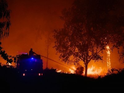 Des pompiers luttent contre un incendie de forêt à Saumos, le 12 septembre 2022 en Gironde, dans le sud-ouest de la France - PHILIPPE LOPEZ [AFP]