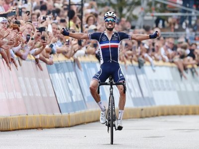 Julian Alaphilippe lors de sa victoire aux championnats du monde 2021 à Louvain, en Belgique, le 26 septembre 2021 - KENZO TRIBOUILLARD [AFP/Archives]