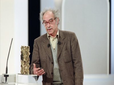 Le réalisateur franco-suisse Jean-Luc Godard reçoit un César d'honneur durant la 23e cérémonie des César, le 28 février 1998 au Théâtre des Champs-Élysées à Paris - Jack GUEZ [AFP/Archives]