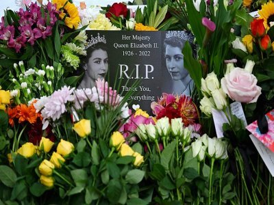 Des fleurs déposées dans le centre de Londres avant l'arrivée du cercueil de la reine Elizabeth II le 13 septembre 2022 - CARL DE SOUZA [AFP]