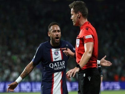 Neymar proteste auprès de l'arbitre allemand Daniel Siebert, lors du match contre le Maccabi Haïfa, le 14 septembre 2022 à Haïfa - JACK GUEZ [AFP]