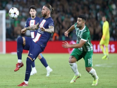 Le défenseur du PSG Sergio Ramos (g) contre le Maccabi Haïfa en Ligue des champions, le 14 septembre 2022 à Haïfa - RONALDO SCHEMIDT [AFP]