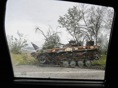 Un blindé russe détruit près d'Izioum, dans l'est de l'Ukraine, le 14 septembre 2022 - Juan BARRETO [AFP]