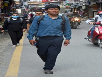 L'alpiniste népalais Sanu Sherpa marche dans les rues de Katmandou le 24 août 2022 - Prakash MATHEMA [AFP]